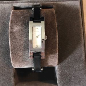 Black leather Gucci watch